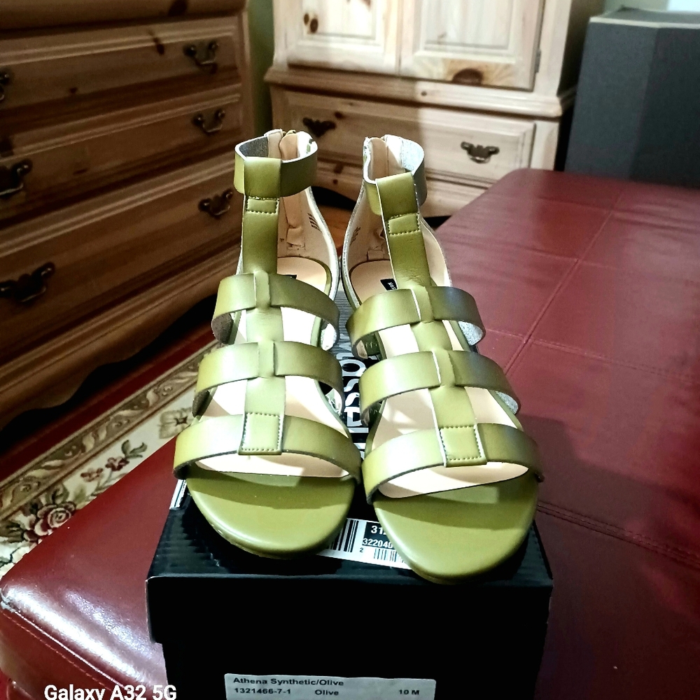 MASSEYS OLIVE GREEN STRAPPY SANDALS-(NWOT)